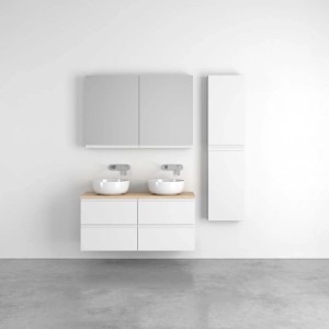 Nowoczesny zestaw mebli łazienkowych z szafką, lustrem i wysoką szafką. Blaty łazienkowe.