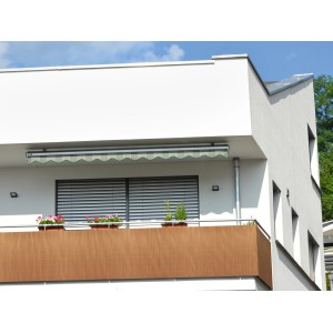 Mata osłonowa LOP wiklinowa na balkonie, 90x300 cm, brązowa. Idealna jako osłona balkonowa.