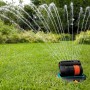 Gardena Sprinklersystem zraszacz wynurzalny czworokątny OS 140 w akcji, nawadnianie trawnika w ogrodzie.