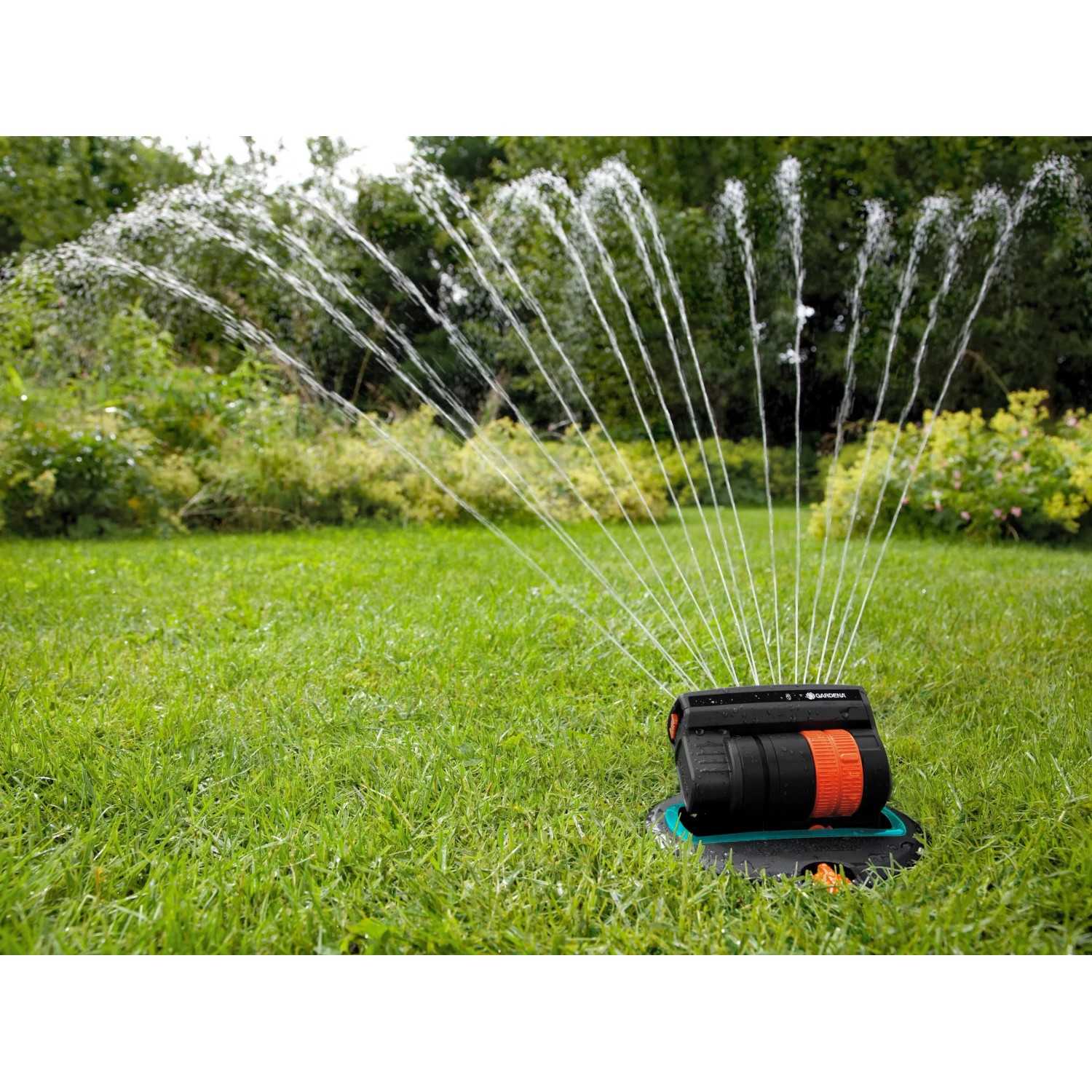 Gardena Sprinklersystem zraszacz wynurzalny czworokątny OS 140 w akcji, nawadnianie trawnika w ogrodzie.