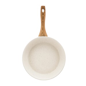 Patelnia t.b.t. z jasnym korpusem i drewnianą rączką, akcesorium kuchenne.