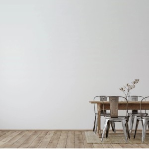 Ściana pomalowana farbą t.b.t., jadalnia z drewnianym stołem i metalowymi krzesłami.