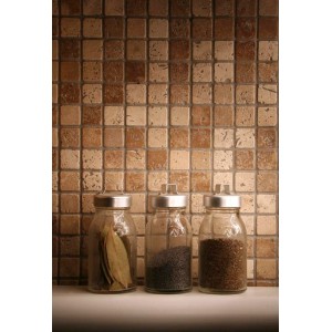 Trzy słoiki z przyprawami na tle ściany z brązowych płytek mozaikowych t.b.t.