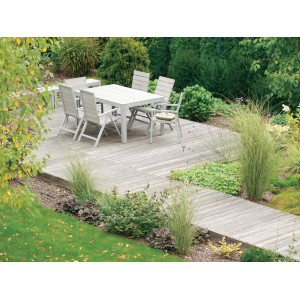 Zestaw mebli ogrodowych na drewnianym tarasie. Stół i krzesła z jasnego drewna. Deski tarasowe.