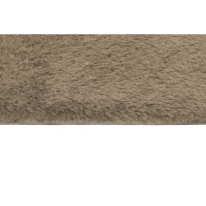 Zbliżenie beżowego dywanu z długim włosiem.