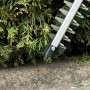 Akumulatorowe nożyce do żywopłotu Einhell GC-CH 1855/1 Li Kit podczas cięcia żywopłotu, detal ostrza.