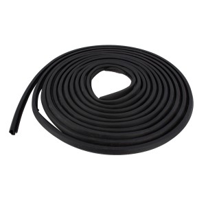 Czarna uszczelka jako akcesorium do drzwi, zwinięta.