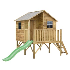 Drewniany domek do zabawy ze zjeżdżalnią i werandą, idealny do zabawy dla dzieci w ogrodzie.