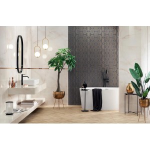 Nowoczesna łazienka z dekorami i płytkami imitującymi marmur, wanną i roślinami.