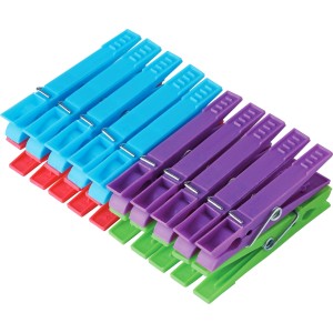 Kolorowe plastikowe klamerki do bielizny na suszarkę.