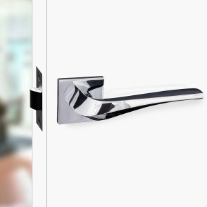 Nowoczesna, chromowana klamka do drzwi. Elegancki design do drzwi wewnętrznych.