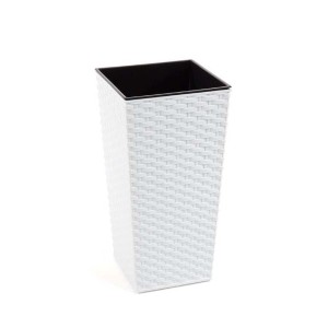 Biała doniczka t.b.t. z efektem rattanu do użytku wewnątrz i na zewnątrz.