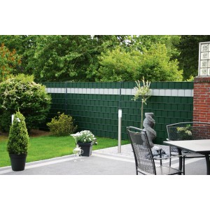 Zielona mata ogrodzeniowa t.b.t. jako osłona prywatności w ogrodzie.