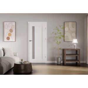 Białe drzwi wewnętrzne ze szklaną wstawką w nowoczesnym salonie.