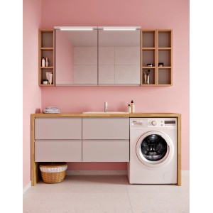 Nowoczesny zestaw mebli łazienkowych t.b.t. z pralką, szafką z lustrem i miejscem do przechowywania w kolorze drewna i szarym.