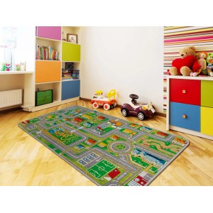 Dywan do zabawy z wzorem ulicy w pokoju dziecięcym. Dywan z krótkim włosiem z drogami, domami i terenami zielonymi.
