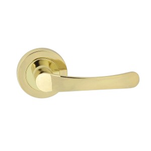 Złota klamka do drzwi wewnętrznych, zbliżenie.