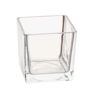 Kwadratowy świecznik t.b.t. z przezroczystego szkła.