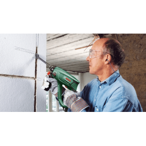 Młot udarowy Bosch PBH 2100 RE ZB w użyciu, wiercenie w ścianie.