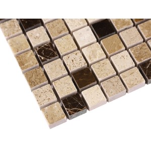 Kwadratowe płytki mozaikowe w odcieniach beżu i brązu.
