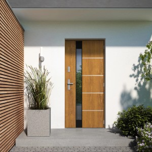 Nowoczesne drewniane drzwi wejściowe z szybą i srebrnymi akcentami.