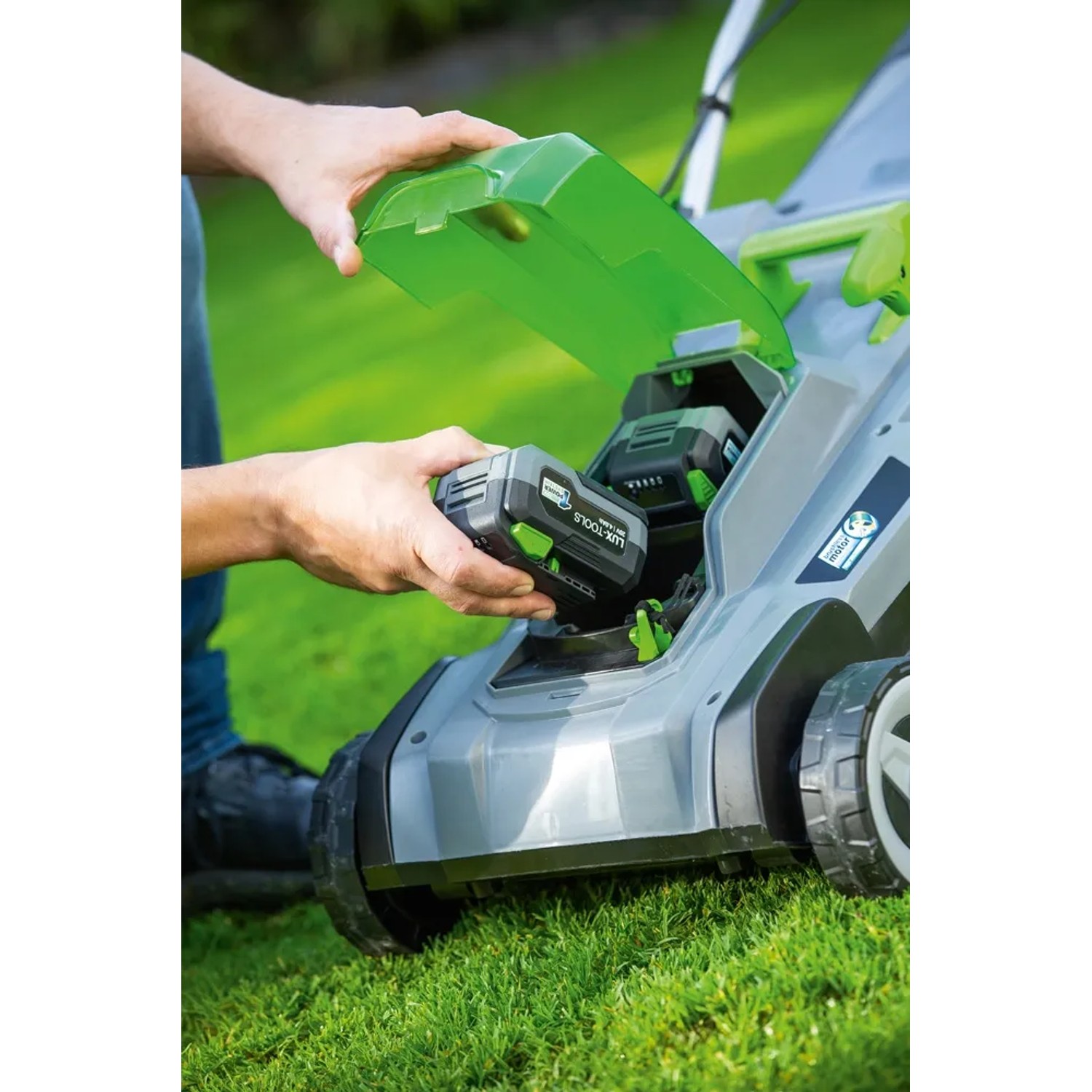 Akumulatorowa kosiarka LUX: Wkładanie akumulatora 40V do kosiarki. Kosiarka akumulatorowa.