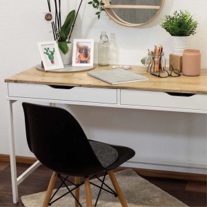 Biurko z elementami dekoracyjnymi i czarnym krzesłem. Folia samoprzylepna.