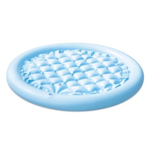 Niebieska nadmuchiwana wanna z hydromasażem dla relaksu.