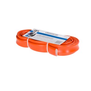 Zwinięty pomarańczowy wąż ogrodowy, związany etykietą.