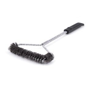 Szczotka do grilla ze stalowym włosiem i czarną rączką do czyszczenia rusztu.