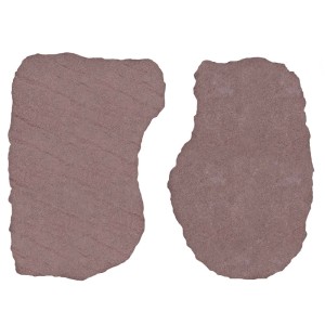 Dwie czerwonawe płyty tarasowe o nieregularnym kształcie.