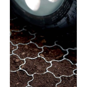 Zbliżenie opony na kratce podestowej t.b.t. z ziemią.