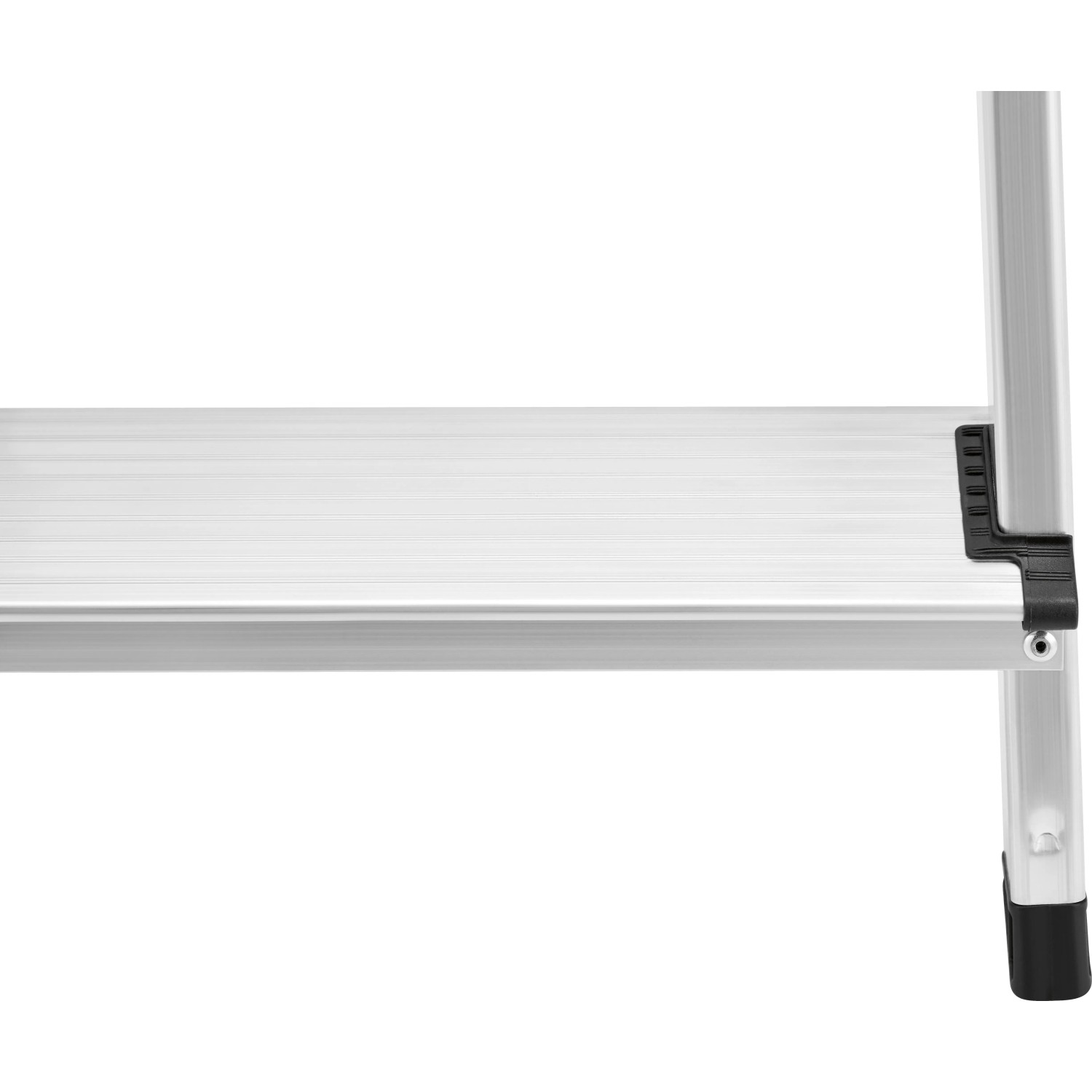 Zbliżenie: Stopień 4-stopniowej aluminiowej drabiny domowej, wysokość robocza 275 cm, nośność 150 kg.