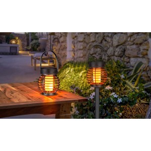 Dwie lampy solarne w kształcie lampionów do oświetlenia ogrodu.