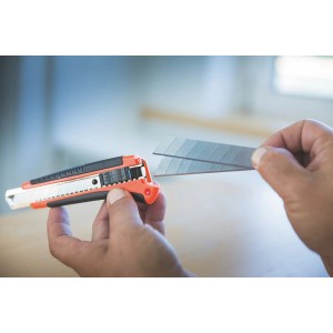 Nóż t.b.t. z wymiennymi ostrzami w dłoni.