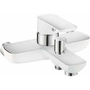 Nowoczesna, biała bateria wannowa t.b.t. z chromowanymi akcentami.