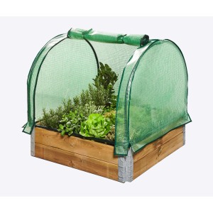 Drewniana podwyższona grządka z zieloną folią i roślinami.