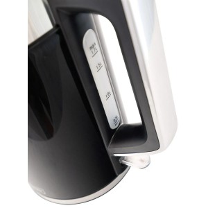 Zbliżenie czajnika t.b.t. ze wskaźnikiem poziomu wody na uchwycie.