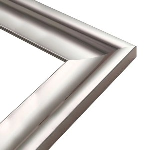 Zbliżenie srebrnego lustra/ramy do garderoby.