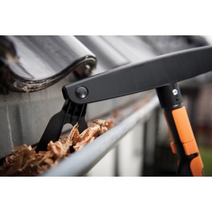 Czyszczenie rynny w użyciu: Narzędzie modułowe usuwa liście z rynny.