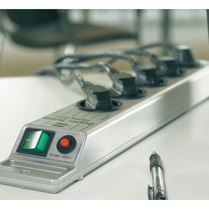 Listwa zasilająca z kilkoma podłączonymi kablami zasilającymi.