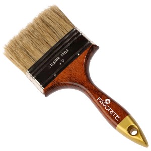 Pędzel z drewnianą rączką i jasną główką z włosia. Idealny do malowania i lakierowania.