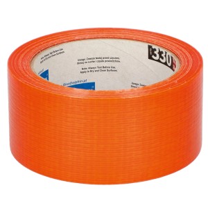 Pomarańczowa taśma klejąca t.b.t. w rolce, do różnych zastosowań.