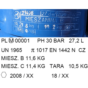 Zbliżenie niebieskiego pojemnika z danymi technicznymi i oznaczeniami dla paliw.