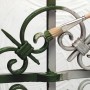 Pędzel do poprawek LUX rozmiar 5 maluje metalowe ogrodzenie.