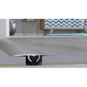 Listwa przypodłogowa t.b.t. do podłóg, zbliżenie na montaż.