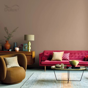 Salon z farbą do ścian w odcieniach brązu i różu, pomalowany farbą t.b.t.