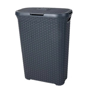 Szary kosz na pranie z pokrywą, imitujący rattan, do łazienki lub pralni.