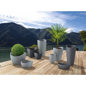 Donice Scheurich Wave Globe w różnych rozmiarach i kolorach na drewnianym tarasie.