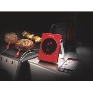 Termometr do grilla z dwoma stekami i smartfonem jako akcesoria do grilla.